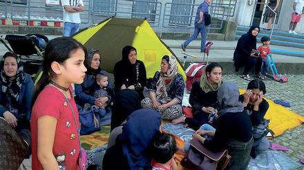 Flüchtlinge protestieren vor dem Rathaus Wilmersdorf.