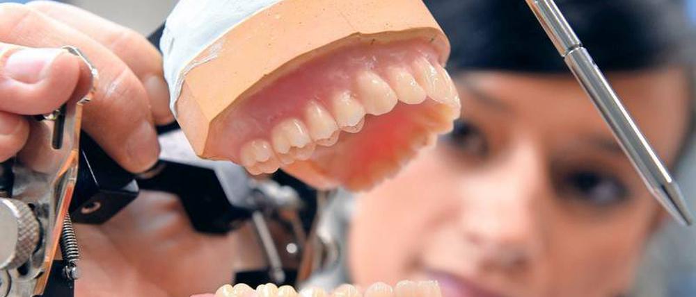 Eine Studentin der Zahnmedizin im zahntechnischen Labor.