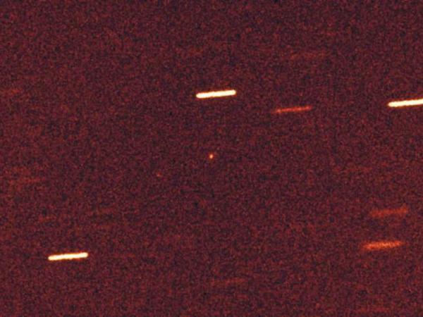 Der helle Punkt in der Mitte der Aufnahme zeigt den Asteroiden A/2017 U1. Er wurde mit dem William-Herschel-Teleskop auf den Kanaren aufgenommen, die Belichtungszeit betrug fünf Minuten. Da der Asteroid vom Teleskop „verfolgt“ wurde, erscheinen andere Sterne verwischt, als Lichtstreifen. Die Größe des Himmelskörpers beträgt etwa 400 Meter. 
