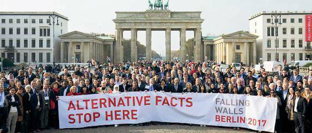 Mehr als 200 Teilnehmer der "Falling Walls"-Konferenz protestierten am 8. November vor dem Brandenburger Tor gegen "alternative Fakten".