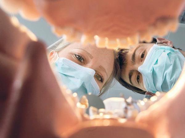 Zahnmedizinstudierende üben an einem Modell.