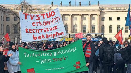Unter Protest. Studierende am Dienstag vor der Humboldt-Universität. Die Löhne für studentische Beschäftigte sind in Berlin seit 2001 nicht angehoben worden.
