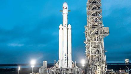 Allradantrieb. Wenn der Jungfernflug der Falcon Heavy Rakete des Raumfahrtunternehmens SpaceX im Laufe der nächsten Tage gelingt, dann könnte bald das erste Auto im All um die Erde kreisen – wenn auch nur als Testlast im Kopf der Konstruktion. 
