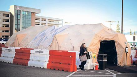 Vorsichtsmaßnahme. Patienten, die mit Influenza infiziert sind, werden in Kalifornien – hier am Loma Linda University Health Center – in Zelten isoliert. 