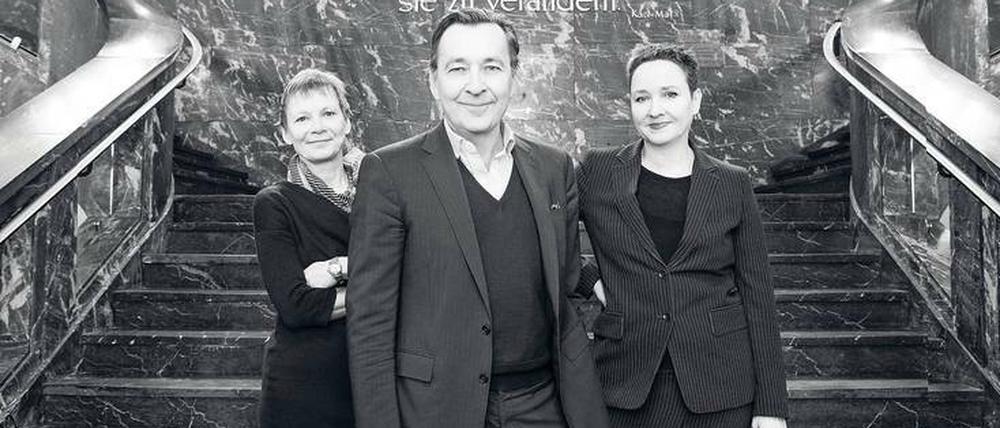 Der Hamburger Unternehmer Erck Rickmers mit HU-Präsidentin Sabine Kunst und Philosophin Rahel Jaeggi.