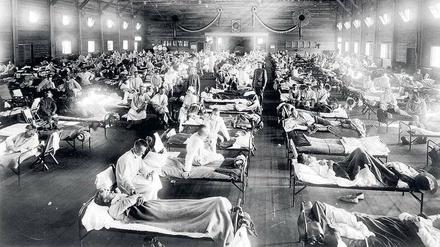 Rekordseuche. Im Notlazarett des US Army Camps Funston in Kansas wurden 1918 die ersten mit der Spanischen Grippe infizierten Patienten registriert, an der womöglich mehr Menschen starben als an vergleichbaren Pandemien des Mittelalters, etwa der Pest.