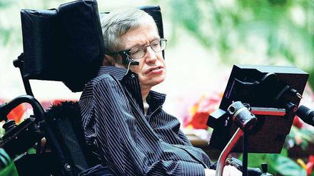 Akzentuiert. Der Brite Hawking war bekannt für seine amerikanische Computerstimme. Modernste Technik half ihm von Anfang an zu überleben – aber auch bei der Arbeit. 