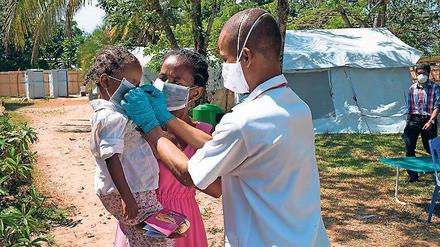 Von Mensch zu Mensch. Die Lungenpest wird ohne Zwischenwirte übertragen. Daher herrscht Maskenpflicht im Hilfszentrum in Toamasina in Madagaskar.