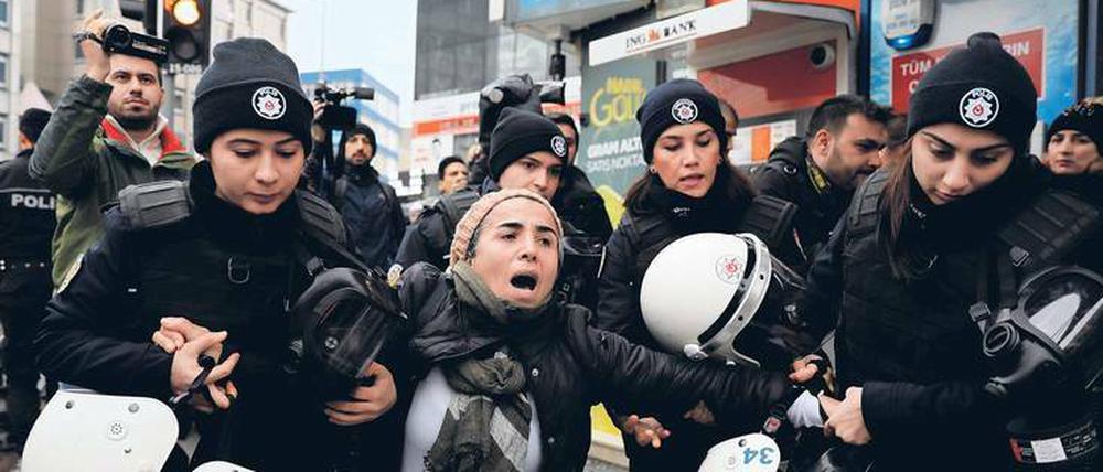 Unter Protest. Die Polizei nimmt in Istanbul eine Demonstrantin gegen den Militäreinsatz in Afrin in Nord-Syrien fest. Proteste gegen den Militäreinsatz auf dem Hochschulcampus lösten auch die Verhaftungen an der Bogaziçi-Universität aus. 