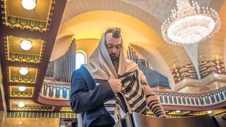 Symbolbild zum jüdischen Leben: Betender in einer Synagoge in Frankfurt am Main.