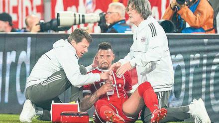 Kein Fußball mehr um halb zehn: Am Mittwochabend kümmern sich Münchens Teamärzte um Jerome Boateng. Er ist, schon wieder, ernsthaft am Oberschenkel verletzt.