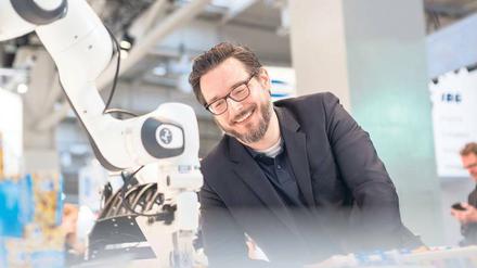 Pflege mit Avataren. Für seine Bemühungen, Roboter für die Medizin und Pflege zu entwickeln, die „Helfer des Menschen“ sind, bekam der Ingenieur Sami Haddadin von der Technischen Universität München unter anderem den Deutschen Zukunftspreis. 