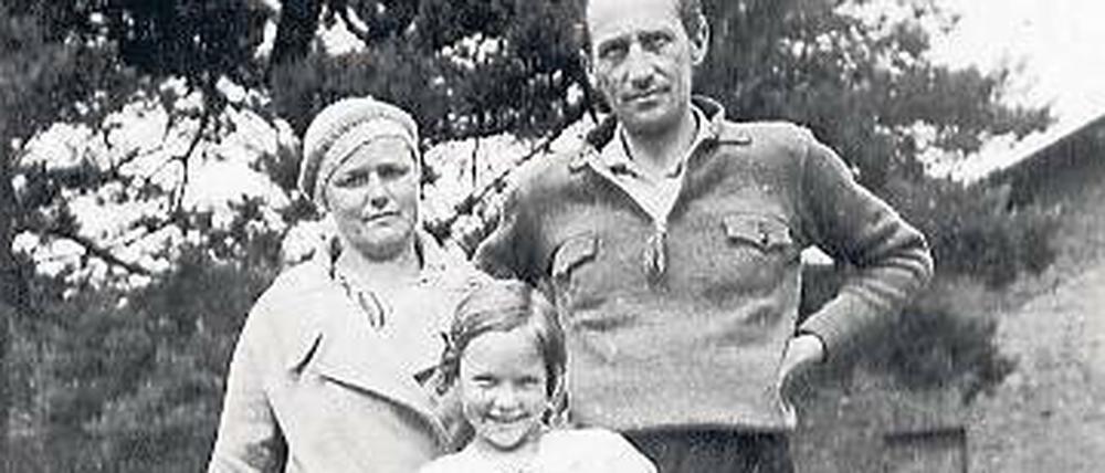 Isot Kilian im Garten der Arbeitersiedlung Elsengrund mit ihren Eltern Götz und Liddy Kilian.