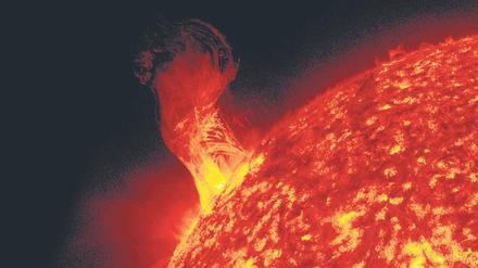 Während das Erforschen der Sonne mit bloßem Auge oder gar dem Fernglas zu schweren Verletzungen und Erblinden führen kann, können Forscher mit speziellen Techniken riesige Plasmaströme auf der Sonnenoberfläche sichtbar machen. Die Sonde "Solar-Orbiter" soll bald noch mehr Erkenntnisse bringen.