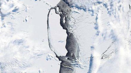 Brüchiges Eis. Ein vom antarktischen Schelfeis abgebrochener riesiger Eisberg hat sich seit einem Jahr kaum verändert. 