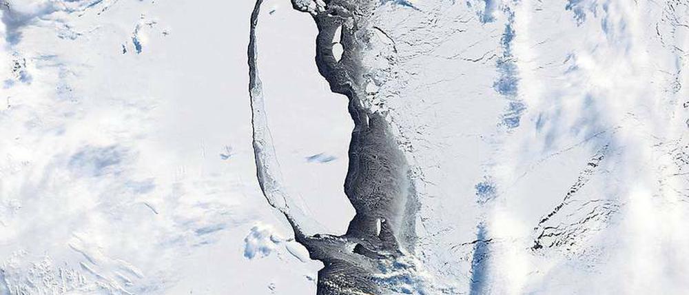 Brüchiges Eis. Ein vom antarktischen Schelfeis abgebrochener riesiger Eisberg hat sich seit einem Jahr kaum verändert. 