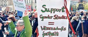 Beim Science March in Berlin wird Unterstützung für die Gender Studies gefordert.