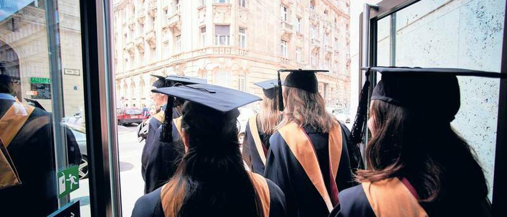 Ihr Abschluss. Absolventinnen feierten zuletzt im Juni dieses Jahr ihre „Graduation“. Ob die renommierte amerikanisch-ungarische Universität ab 2019 in Budapest noch neue Studierende immatrikulieren darf, ist aber noch immer offen. 