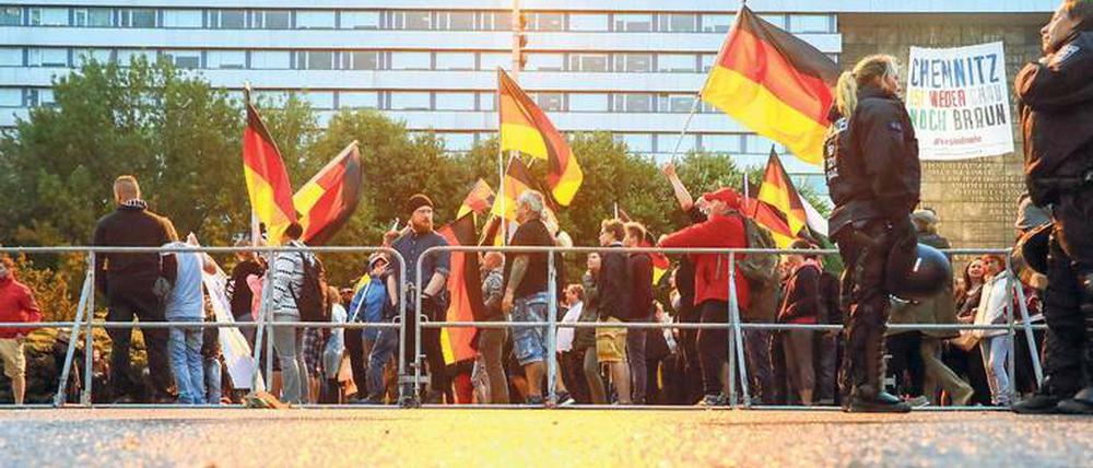 Demonstranten in Chemnitz schwingen Deutschland-Fahnen.