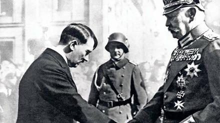 Beim "Tag von Potsdam" am 21. März 1933 verbeugt sich Reichskanzler Adolf Hitler vor Reichspräsident Paul von Hindenburg.