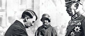 Beim "Tag von Potsdam" am 21. März 1933 verbeugt sich Reichskanzler Adolf Hitler vor Reichspräsident Paul von Hindenburg.