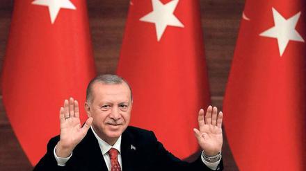 Im Wesenskern gleich. Erdogan stellt die Türkei in Kontinuität zum Osmanischen Reich. Widersprüche werden in Schulbüchern umgedeutet. 