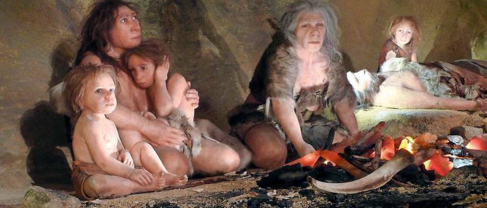 Eine Neandertaler-Familie in modellhaften Darstellung in einem Museum.