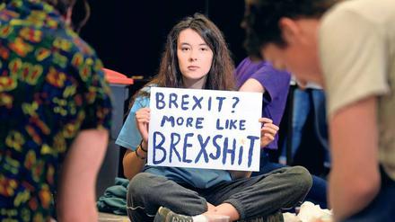 An den britischen Hochschulen sind viele gegen den Brexit: Hier bereitet eine Studentin der Uni Bristol Plakate zu einer Demo für ein zweites Referendum vor. 