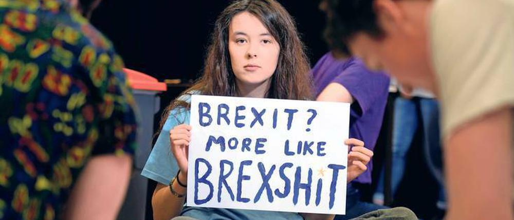 An den britischen Hochschulen sind viele gegen den Brexit: Hier bereitet eine Studentin der Uni Bristol Plakate zu einer Demo für ein zweites Referendum vor. 