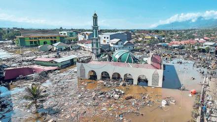 Nach der Welle. Die Baiturrahman-Moschee nahe dem südlichen Ende der Palu-Bucht. Der Tsunami traf sie und die Stadt ohne Vorwarnung. Mehr als 2000 Getötete sind dokumentiert, wahrscheinlich waren es deutlich mehr. 