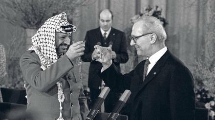Erich Honecker stößt 1982 in Ost-Berlin bei einem Dinner Yassir Arafats mit dem PLO-Chef an.