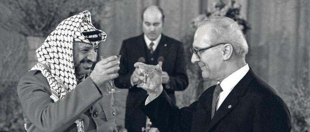 Erich Honecker stößt 1982 in Ost-Berlin bei einem Dinner Yassir Arafats mit dem PLO-Chef an.
