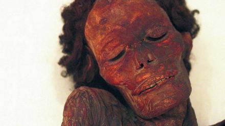 Eine Guanchen-Mumie von den Kanarischen Inseln im Anthropologischen Museum von Madrid. Die Guanchen stammen von den nordafrikanischen Berbern ab und wurden im 15. Jahrhundert von den Spaniern besiegt.