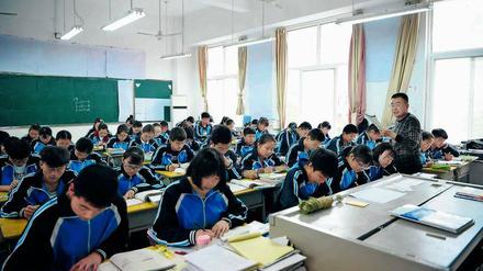 Schülerinnen und Schüler in China sitzen in einer Klasse.
