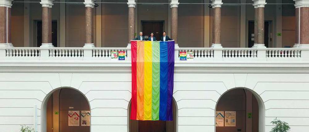 Die TU – hier mit Regenbogenfahne – hat als einzige Uni einen Antidiskriminierungsbeauftragten. 