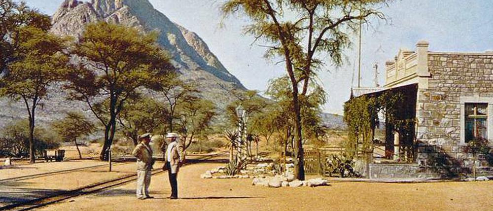 Ausflug in die Provinz. Bahnstation Ababis in Deutsch-Südwestafrika, 1907 von Eduard Kiewning (rechts im Bild) fotografiert.