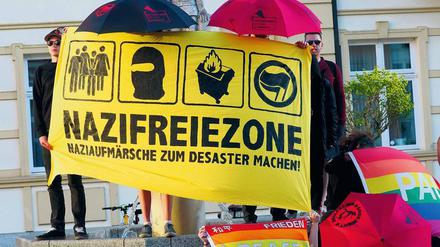 Auf der Straße. Demonstration gegen einen Aufmarsch der rechtsextremen NPD 2018 in Mecklenburg-Vorpommern. in. 