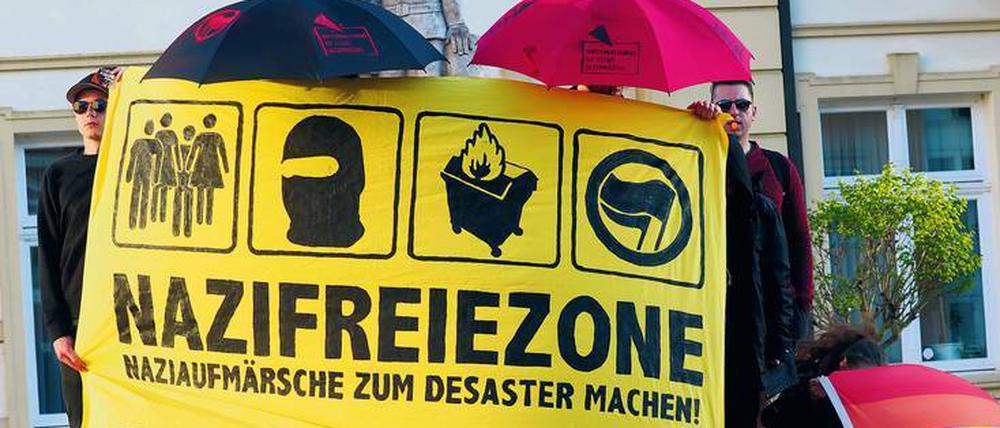 Auf der Straße. Demonstration gegen einen Aufmarsch der rechtsextremen NPD 2018 in Mecklenburg-Vorpommern. in. 