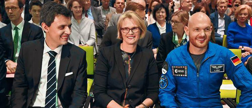 Futurium-Chef Brandt (links), Anja Karliczek (CDU) und der Astronaut Alexander Gerst.