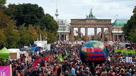 Eine Demonstration im Klimastreik vor dem Brandenburger Tor in Berlin.