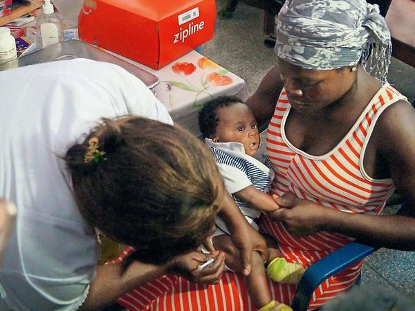 Neben Medikamenten und Blutkonserven werden auch Standard-Impfstoffe geliefert, etwa wenn mehr Mütter zur (in Ghana kostenlosen) Impfung erscheinen als Vorräte vorhanden sind. 
