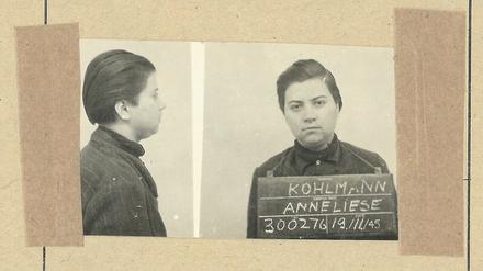 Anneliese Kohlmann war Aufseherin in einem Hamburger KZ. Schon früher hatte sie Beziehungen mit Frauen - so auch im Lager. Hier ist sie Ende 1945 in britischer Haft zu sehen. 