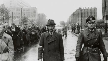 Nach der Kapitulation der polnischen Heimatarmee werden Teilnehmer des Warschauer Aufstands durch die Straßen der Stadt getrieben.