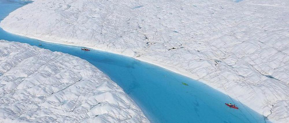 Schmelzwasser auf Grönlandischem Gletscher. Die dunklen Wasserflächen verstärken die Erwärmung der Arktis, weil sie mehr Sonnenlicht absorbieren.