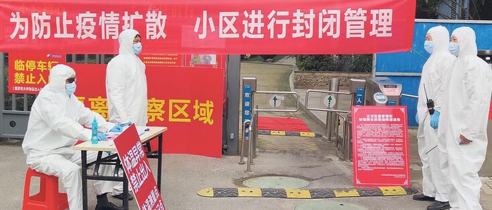 Nachdem China ganze Regionen mehrere Wochen abgeriegelt hatte, ist die Einschätzung des Infektionsrisikos nun in acht Provinzen zurückgestuft worden. Sofern Arbeiter zwei Wochen unter Quarantäne standen, können sie zurück in die Fabriken. 