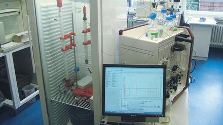 Blick in ein biochemisches Labor an der TU Berlin, in einem Gefrierschrank ist eine eingefrorene Versuchsanordnung zu sehen.