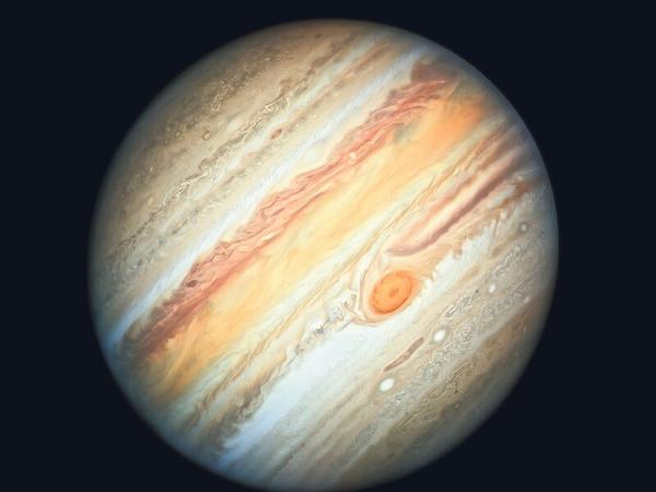 Ein Blick auf den Jupiter, eine der jüngsten Hubble-Aufnahmen (2019). Gestochen scharf erscheint der „Große Rote Fleck“. Ein Sturm etwa so groß wie unsere Erde.