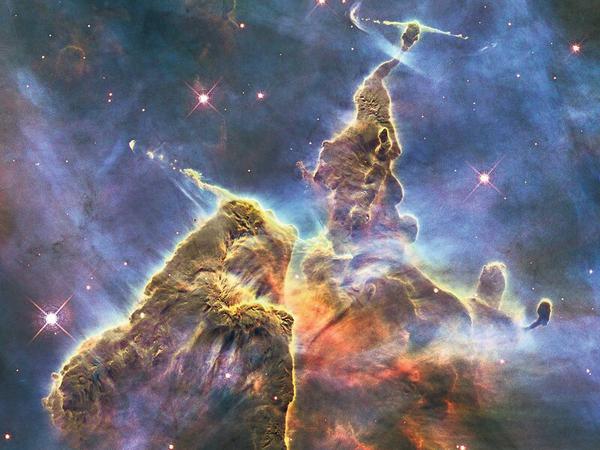 Ein Klassiker unter den Hubble-Fotos: "Mystic Mountain", eine Säule aus Gas und Staub, drei Lichtjahre hoch, im "Carina-Nebel". Ein Blick in ein sehr aktives Sternentstehungsgebiet.