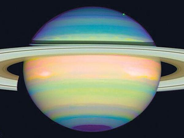 Neuer Blick auf Saturn. In Falschfarben dargestellt ist die reflektierte Infrarotstrahlung. So erschließen sich den Forschern Details zur Atmosphäre Saturns.