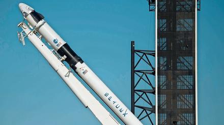 Aufbauhilfe. Die Nasa braucht die Unterstützung von Elon Musks Firma „SpaceX“, um am Mittwoch erstmals wieder Amerikaner vom Kennedy Space Center ins All schicken zu können – mit einer „Falcon 9“-Rakete im Raumschiff „Crew Dragon“. 